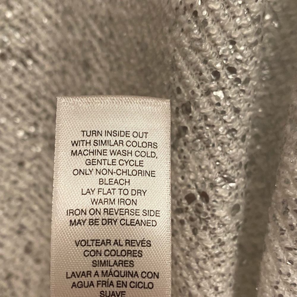 🚺 🆕 Weekends by Chico’s white/silver shimmer sweater top - Picture 7 of 9